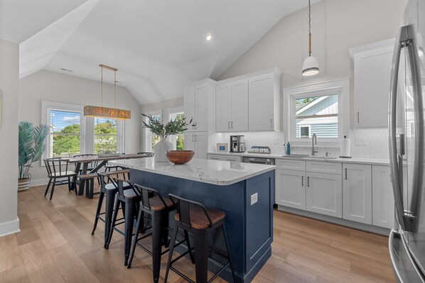 Een koelkast, een magnetron, een oven, een kookplaat