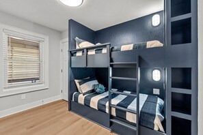 5 bedrooms, iron/ironing board, WiFi, bed sheets