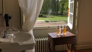 Sèche-cheveux, serviettes fournies, savon, shampoing