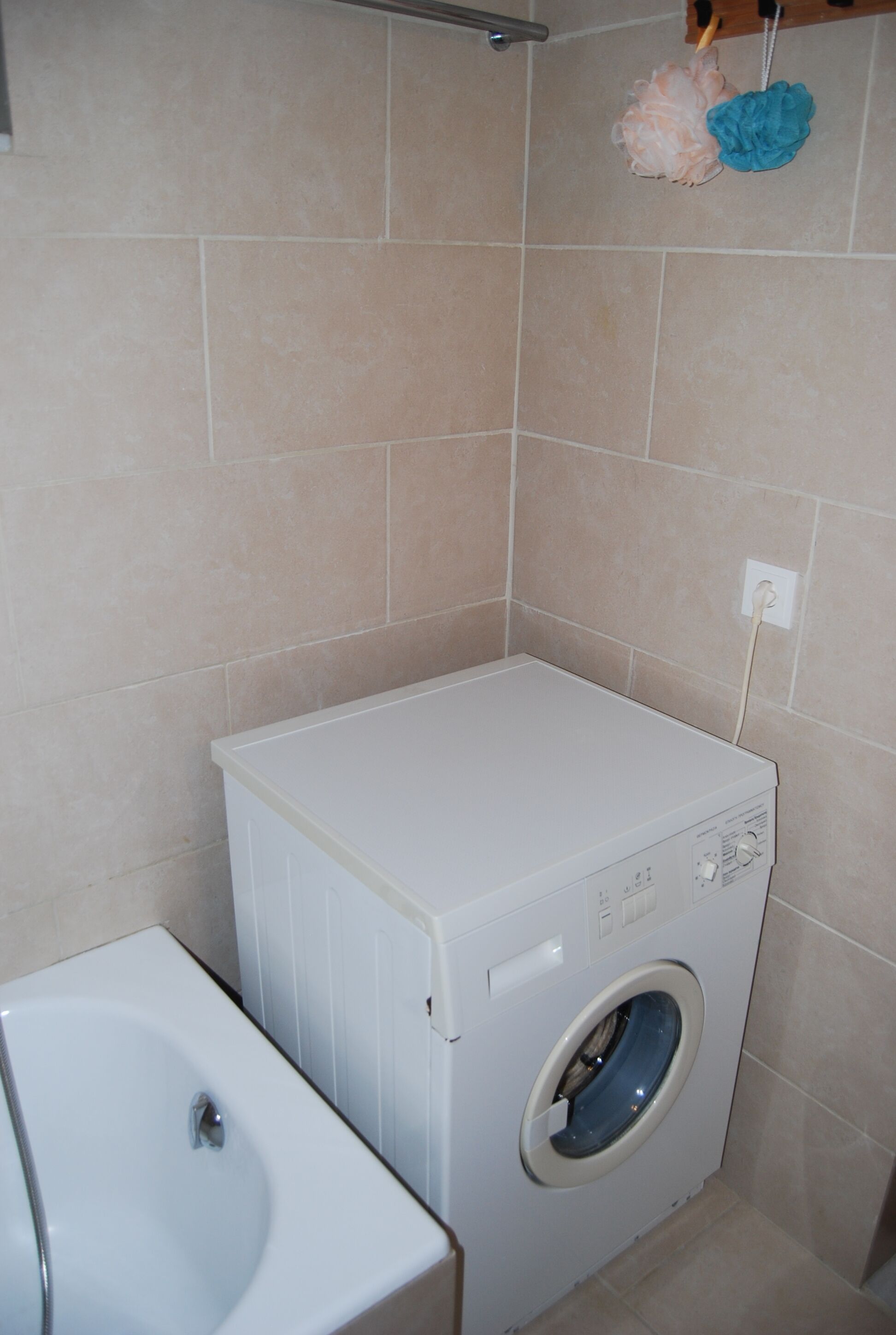 Een haardroger, handdoeken, zeep, shampoo