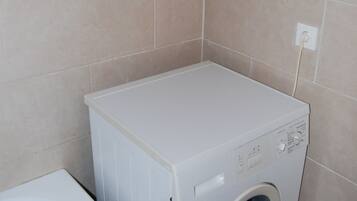 Een haardroger, handdoeken, zeep, shampoo