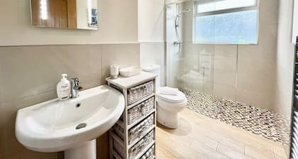 Modern Cosy home, Limeslade Bay - Pass the Keys