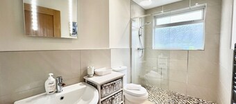 Modern Cosy home, Limeslade Bay - Pass the Keys