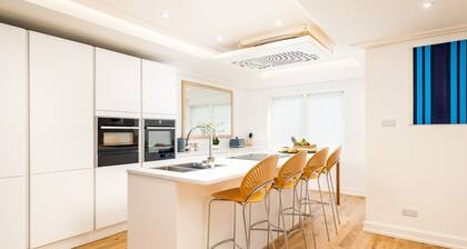 Lux, Light & Spacious- Chilterns - Pass the Keys