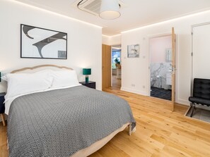 3 bedrooms, iron/ironing board, free WiFi, bed sheets - Lux, Light & Spacious- Chilterns  - Pass the Keys (Amersham)