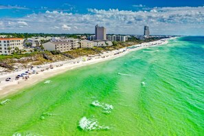 Beach nearby, sun-loungers - Family Tides Beach Bungalow -2 Pools & Hot Tub-7 min Walk to Beach-2 Bikes-BBQ (Santa Rosa Beach)