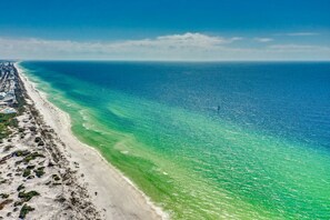 Playa en los alrededores y camastros 
