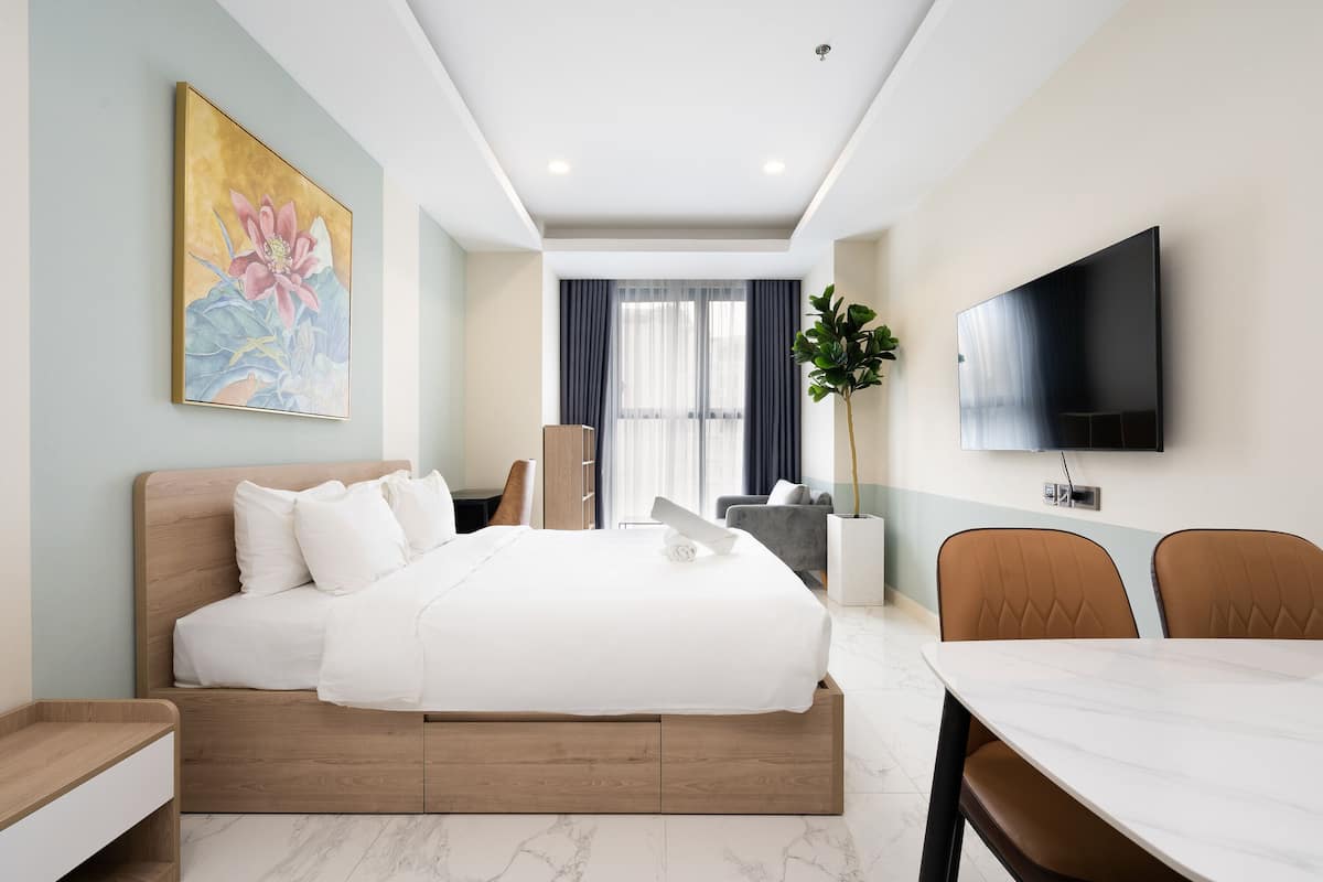Deluxe Apartment, 1 King Bed, Kitchen, City View | 3 bedrooms, Egyptian cotton sheets, premium bedding, down comforters
