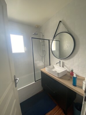 Douche, sèche-cheveux, serviettes fournies, savon