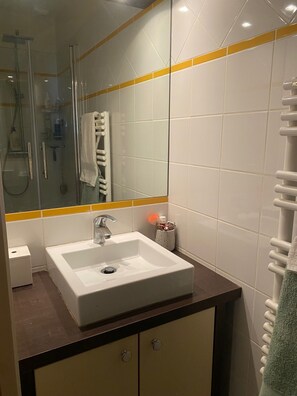 Douche, sèche-cheveux, serviettes fournies, savon