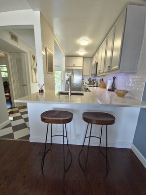 Microondas, horno, parrilla de estufa y lavavajillas