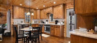 Newly Renovated Luxury Cabin + Hot Tub + Fire Pit