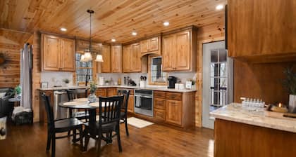 Newly Renovated Luxury Cabin + Hot Tub + Fire Pit