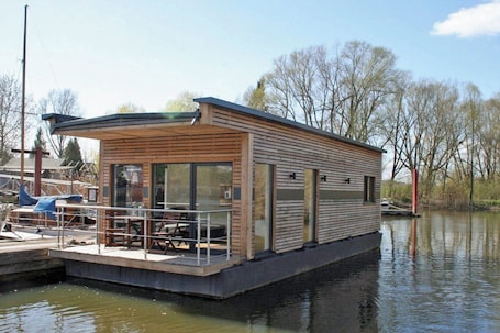 Outdoor dining. Gemütliches Hausboot in Winsen-stöckte