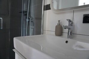 Shower, hair dryer, towels, soap - Gemütliches Hausboot in Winsen-stöckte (Winsen (Luhe))