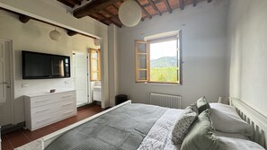 8 habitaciones, tabla de planchar con plancha y cuna de viaje