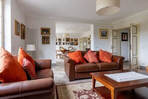 Smart TV, fireplace, printers - Luxury Villa Baloccaia ,Heated Pool Lucca Italy 
8 bedrooms all AC, 9 bathrooms  (Camaiore)