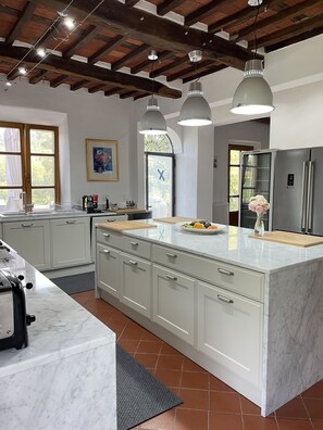 Refrigerador, microondas, horno, placa de cocina