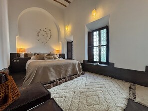 3 quartos, cofres nos quartos, ferros/tábuas de passar roupa