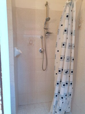 Appartement, 2 slaapkamers, balkon | Badkamer met douche