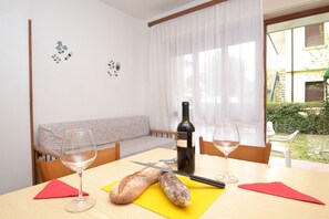 Appartement, 2 chambres, balcon | Restauration