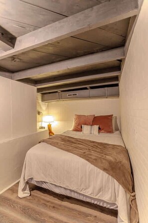 3 bedrooms, travel cot, WiFi, bed sheets