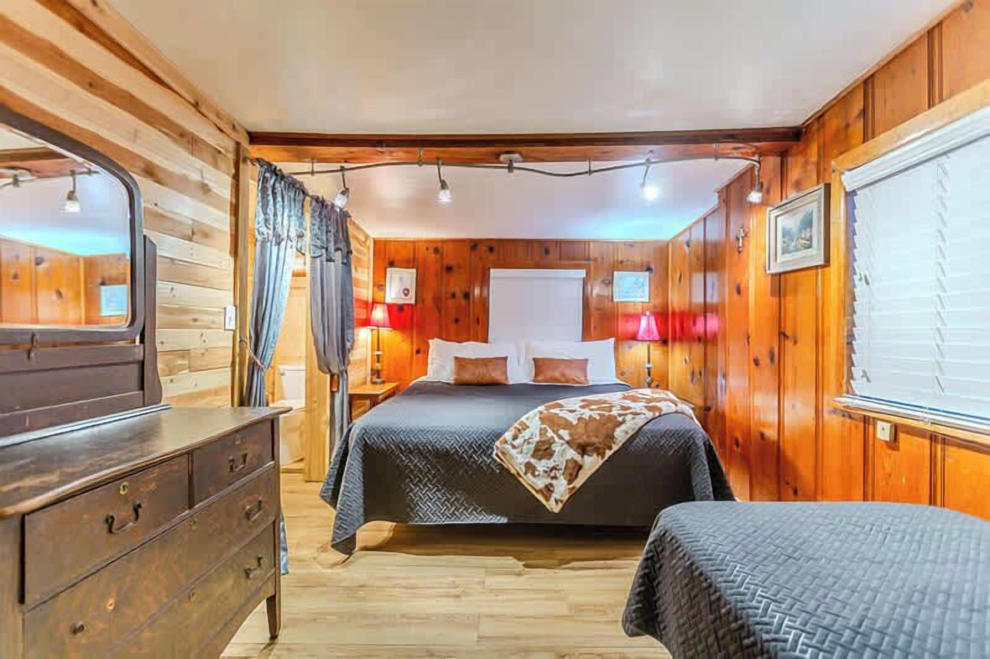 3 bedrooms, travel cot, WiFi, bed sheets