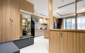 Deluxe-Apartment, 3 Schlafzimmer, Balkon, Stadtblick | Eigene Küche | Großer Kühlschrank, Mikrowelle, Ofen, Herdplatte