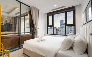 Deluxe-Apartment, 3 Schlafzimmer, Balkon, Stadtblick | Bettwäsche aus ägyptischer Baumwolle, hochwertige Bettwaren