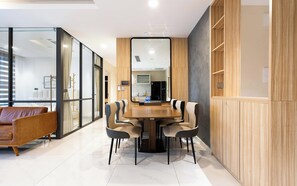 Deluxe-huoneisto, 3 makuuhuonetta, parveke, kaupunkinäköala | Ruokasali