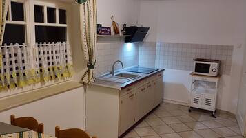 JÀÀkaappi, mikroaaltouuni, liesi, astianpesukone