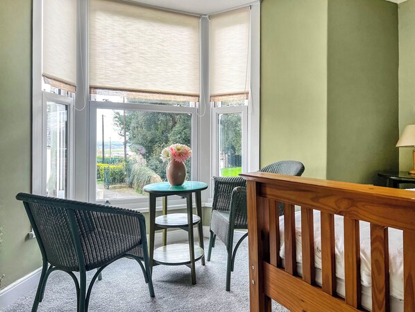 2 bedrooms, free WiFi, bed sheets - Escape to our pet-friendly haven nestled in the heart of Carmarthen. (Carmarthen)