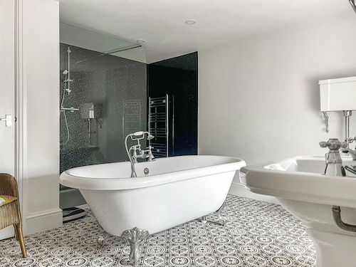 Escape to our pet-friendly haven nestled in the heart of Carmarthen.