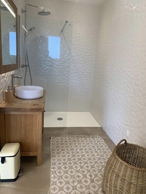 Shower, hair dryer, towels