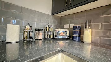 Fridge, microwave, stovetop, dishwasher