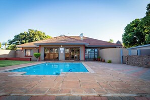 Outdoor pool - Somethin Special Guest House (Mogalakwena)