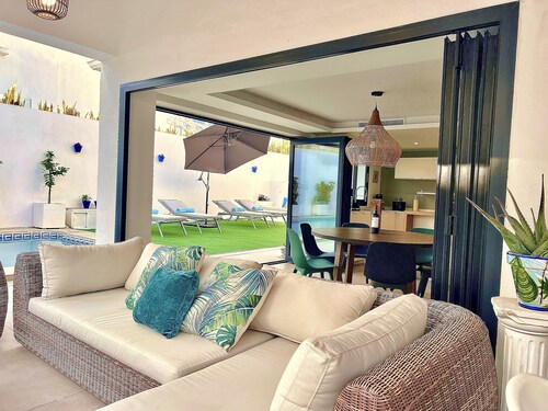 Moderna Villa con Piscina, a 30 Metros de la Playa, en la Mejor Zona de Marbella