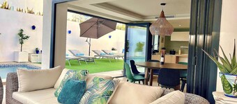 Moderna Villa con Piscina, a 30 Metros de la Playa, en la Mejor Zona de Marbella