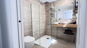 Shower, hair dryer, bidet, towels