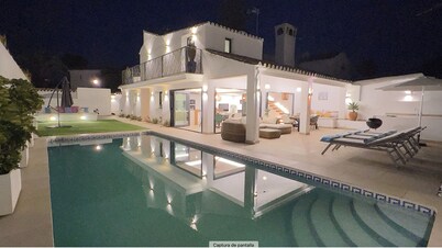 Moderna Villa con Piscina, a 30 Metros de la Playa, en la Mejor Zona de Marbella