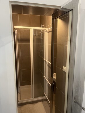 Dusche, Haartrockner, Handtücher, Seife