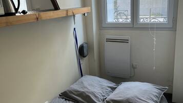 1 slaapkamer, een strijkplank/strijkijzer, wifi, beddengoed