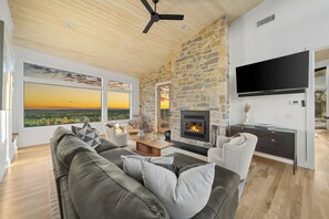 Smart-TV, Kamin, Videospiele, Tischfußball