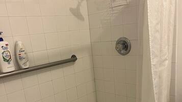 Douche, serviettes fournies, papier toilette