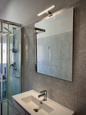 Ducha, secador de pelo, bidé y toallas