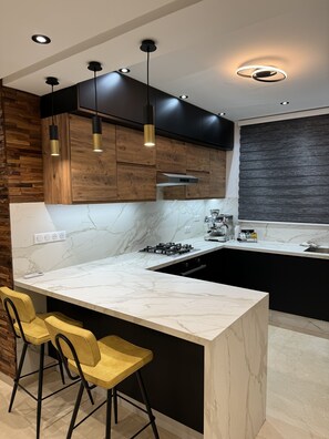 Geladeira, micro-ondas, fogão, cooktop