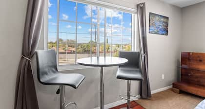 5 MIN TO LAX, Private entrance studio apartment. Pet friendly apartment