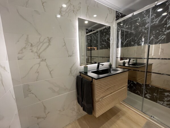 Secadora de cabello, toallas, jabón, papel de baño 