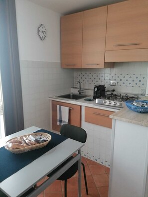 Fridge, oven, stovetop, coffee/tea maker