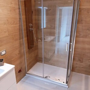 Dusche, Haartrockner, Bidet, Handtücher